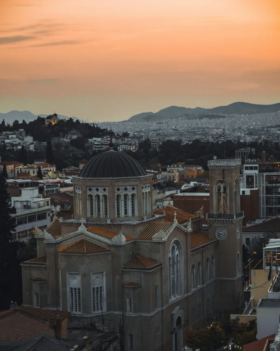 Κτίρια και στέγες στο κέντρο της Αθήνας στο απογευματινό φως